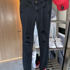 🌙 Distressed skinny jeans